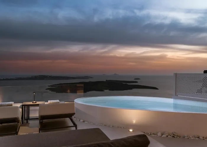 Luxury hotel only: Aqua Luxury Suites By Nomee Hospitality Group