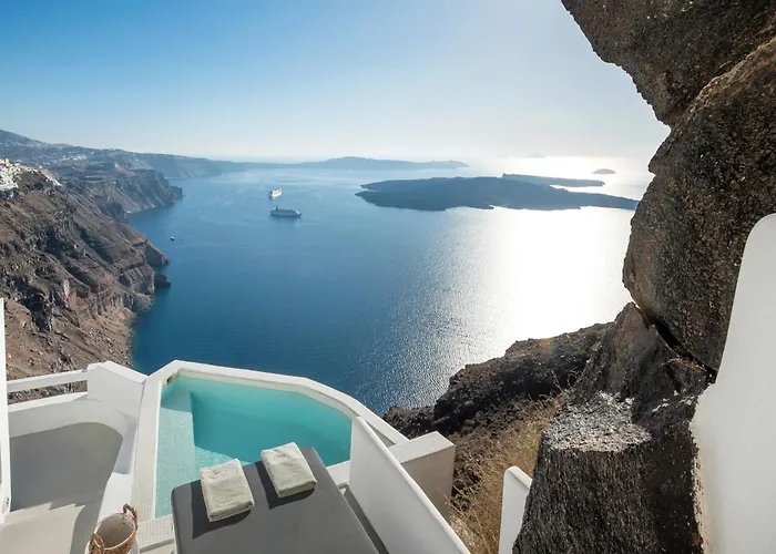 Luxury hotel only: Aqua Luxury Suites By Nomee Hospitality Group